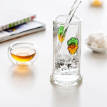 Glasteekanne mit Sieb und Fruchtdekor