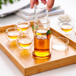 Glasteekanne mit Sieb und Fruchtdekor