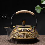 Gusseiserne Teekanne mit Reliefmustern — Goldene Spiralen