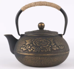 Gusseiserne Teekanne mit Reliefmustern — Große goldene Blume