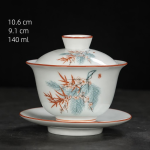Handbemalter Gaiwan aus Dehua-Porzellan — Blassblaue und rostrote Blütenzweige