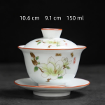 Handbemalter Gaiwan aus Dehua-Porzellan — Blassgrüne, beige und rosafarbene Blüten