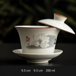 Handbemalter Gaiwan aus Dehua-Porzellan — Lotusblüte mit rosa Knospe