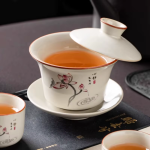 Handbemalter Gaiwan aus Dehua-Porzellan — Rosa Lotus mit Schriftzeichen