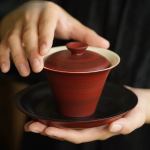Handbemalter Gaiwan aus rotem Steinzeug