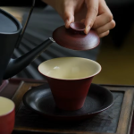 Handbemalter Gaiwan aus rotem Steinzeug