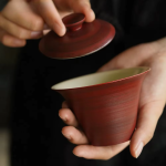 Handbemalter Gaiwan aus rotem Steinzeug