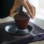 Handbemalter Gaiwan aus rotem Steinzeug