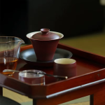 Handbemalter Gaiwan aus rotem Steinzeug