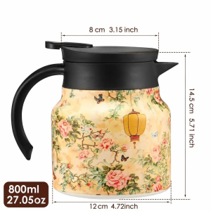 Isolierte Teekanne mit Teesieb und Blumenmotiven