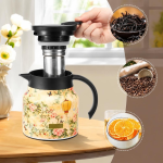 Isolierte Teekanne mit Teesieb und Blumenmotiven