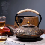 Japanische Gusseisen-Teekanne 900 ml — Bronzegoldene Blüten