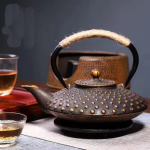 Japanische Gusseisen-Teekanne 900 ml — Bronzegoldene Reliefs
