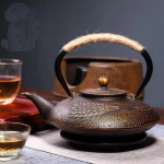 Japanische Gusseisen-Teekanne 900 ml — Goldene Blätter