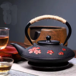 Japanische Gusseisen-Teekanne 900 ml — Rosafarbene und rote Blüten