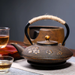 Japanische Gusseisen-Teekanne mit integriertem Sieb