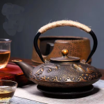 Japanische Gusseisen-Teekanne mit integriertem Sieb — Dunkelbraun mit goldenen Blütenzweigen