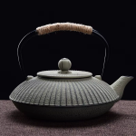 Japanische Gusseisen-Teekanne mit Schirmrelief