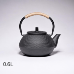 Japanische Tetsubin mit Edelstahlfilter aus Gusseisen — Kleine Erhebungen