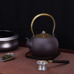 Japanische Tetsubin-Teekanne aus Gusseisen