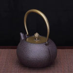 Japanische Tetsubin-Teekanne aus Gusseisen