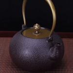 Japanische Tetsubin-Teekanne aus Gusseisen