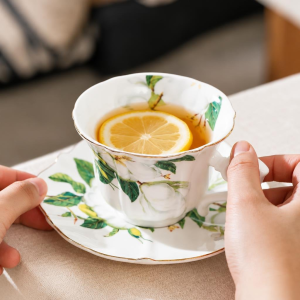 Kamelien-Kaffeetasse mit Untertasse aus Porzellan