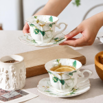Kamelien-Kaffeetasse mit Untertasse aus Porzellan