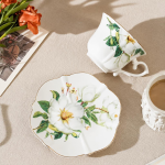 Kamelien-Kaffeetasse mit Untertasse aus Porzellan