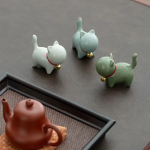Keramik-Katzenfigur mit rotem Halsband
