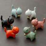 Keramik-Katzenfigur mit rotem Halsband