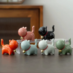 Keramik-Katzenfigur mit rotem Halsband