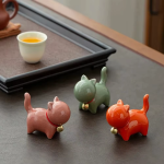 Keramik-Katzenfigur mit rotem Halsband