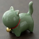 Keramik-Katzenfigur mit rotem Halsband — Grün