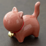 Keramik-Katzenfigur mit rotem Halsband — Lachsrosa