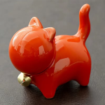Keramik-Katzenfigur mit rotem Halsband — Leuchtendes Orange