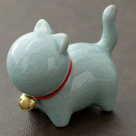Keramik-Katzenfigur mit rotem Halsband — Sehr helles Blaugrau