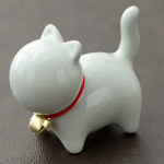 Keramik-Katzenfigur mit rotem Halsband — Weiß