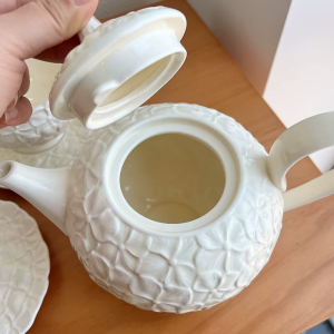 Keramik-Teekanne mit Blütenrelief
