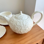 Keramik-Teekanne mit Blütenrelief