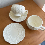 Keramik-Teekanne mit Blütenrelief