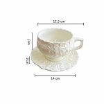 Keramik-Teekanne mit Blütenrelief — Tasse mit Untertasse