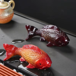 Koi-Tee-Figuren aus Kunstharz