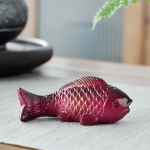Koi-Tee-Figuren aus Kunstharz