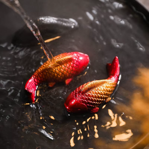 Koi-Tee-Figuren aus Kunstharz — Duo in leuchtendem Rot und Kupfergold