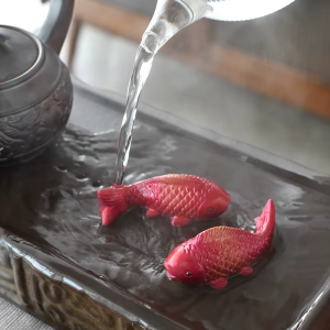 Koi-Teetier aus Kunstharz mit Farbwechsel