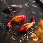 Koi-Teetier aus Kunstharz mit Farbwechsel — Rot-kupferfarbenes Duo