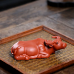 Liegendes Rind als Teetier aus Yixing-Ton — Rotbraun