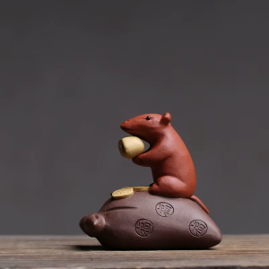 Maus-Teetier mit goldenen Details