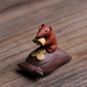 Maus-Teetier mit goldenen Details